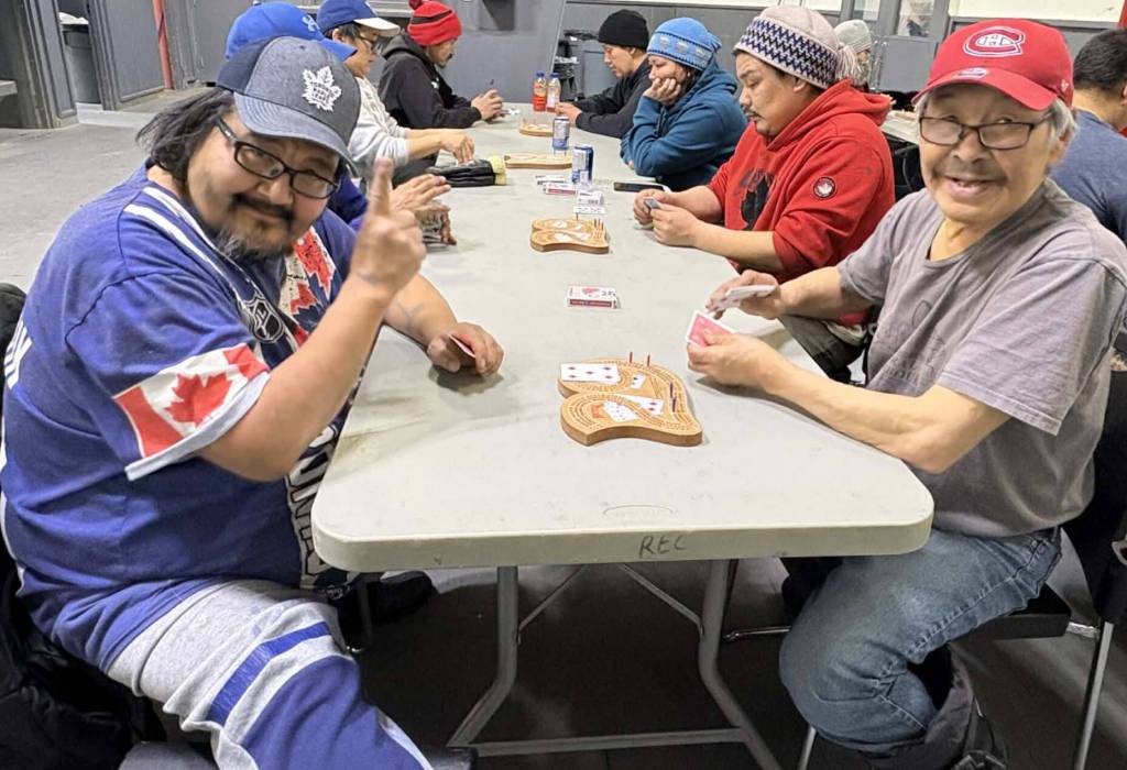 ᑕᒪᔅ ᐊᖑᓴᓪᓗᒃ, ᓯᕗᓂᐊᓂ ᓴᐅᒥᖕᒥ, ᐱᙳᐊᖃᑎᖃᖅᐳᖅ ᔭᑭ ᓇᑯᓚ ᕈᕆᓐ ᐸᓂᔪᒃ, ᐊᐅᐸᖅᑐᒦᑦᑐᖅ, ᐅᑲᕿᑎᓪᓗᒍᓗ ᑭᓇ ᐱᒋᐊᕐᓂᐊᕐᒪᖔᑦ ᐱᙳᐊᖅᑎᓪᓗᒋ ᑯᐃᐱᔾᒥ ᑕᐃᑲᓂ ᐳᓛᕐᕕᒃ ᒪᒃᑯᒃᑐᒃᑯᕕᒃ ᑲᖏᖅᖠᓂᕐᒥ ᔭᓄᐊᕆ 28. ᐊᔾᔨᖁᑎᐊ ᔪᕆᐅ ᑲᓗᔾᔭᖅ
Thomas Angooshadluk, front left, takes on Jackie Nakoolak as Warren Paniyuk, in red, waits to see who moves ahead during a cribbage tournament at the Pulaarvik Kablu Friendship Centre in Rankin Inlet on Jan. 28. Photo courtesy Noel Kaludjak